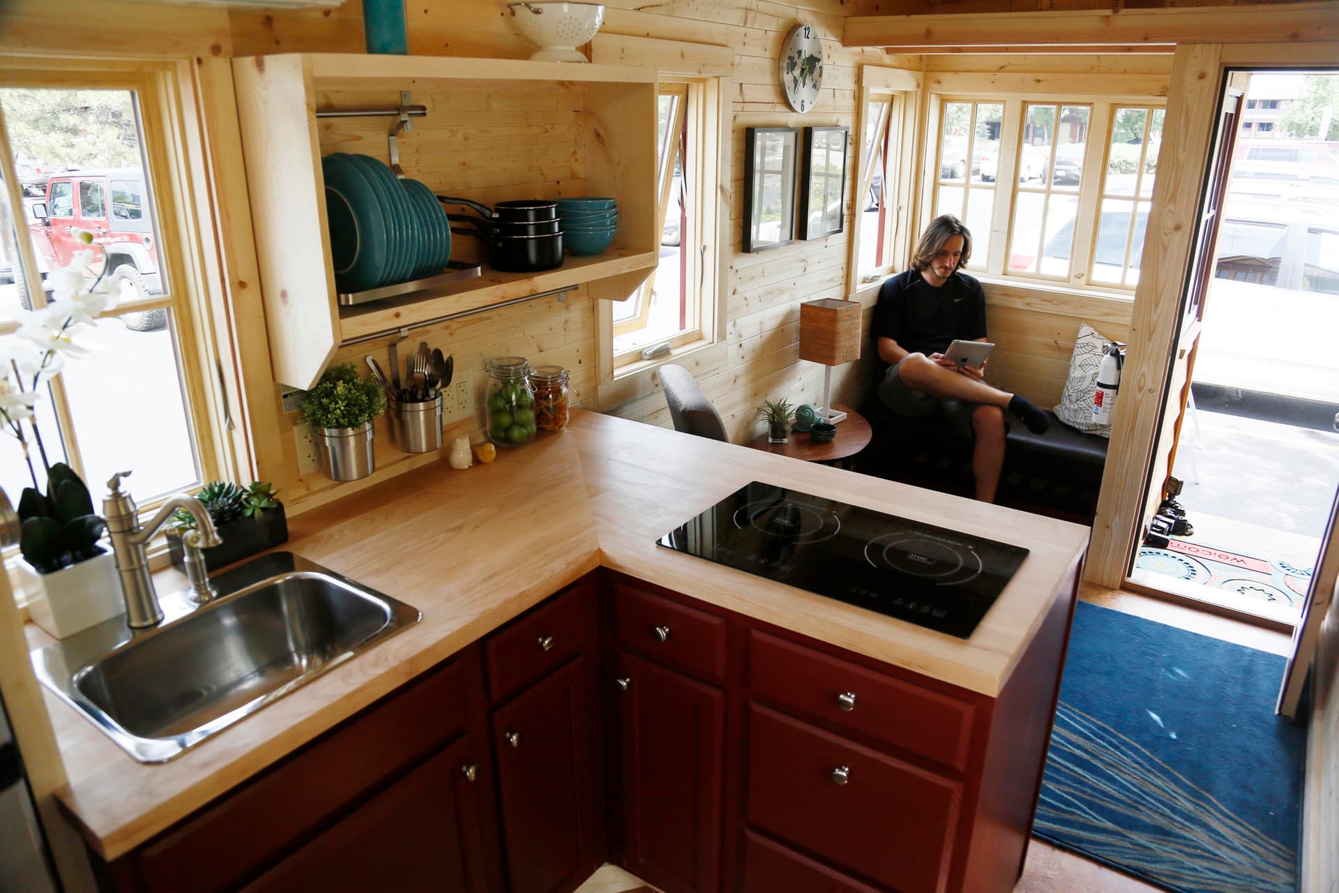 قصة مصورة: المنازل المتنقلة.. حل لأزمة غلاء السكن في أمريكا