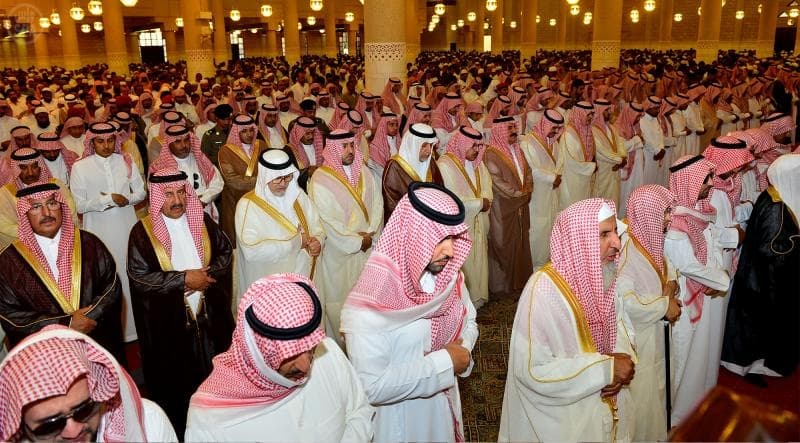 أمير الرياض يؤدي صلاة الميت على الأمير سلطان بن تركي الكبير