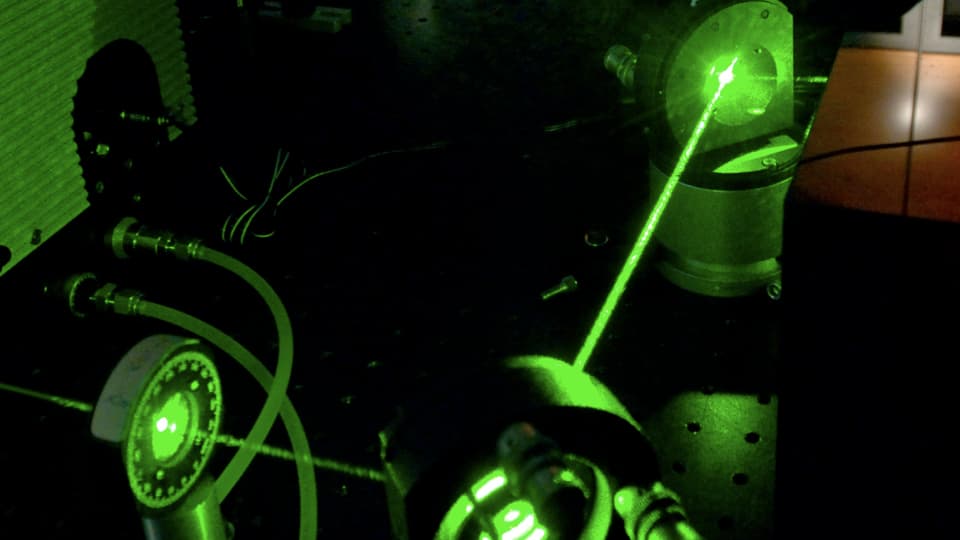 علماء يطورون ليزر يكشف عن المتفجرات على بعد آمن