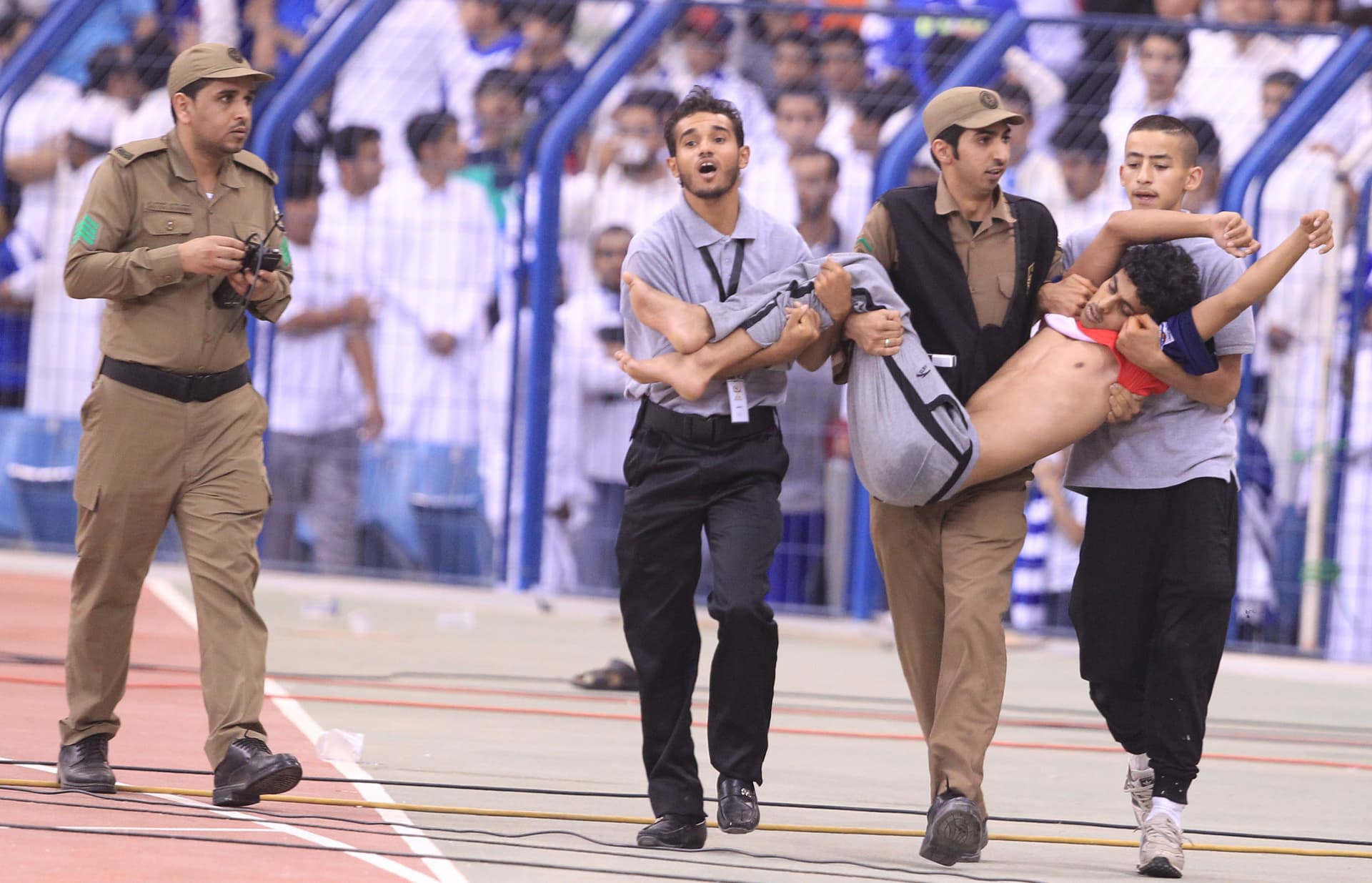 محامون: إعتداء رجل الأمن على المشجع أمر مشين واستغلال للسلطة