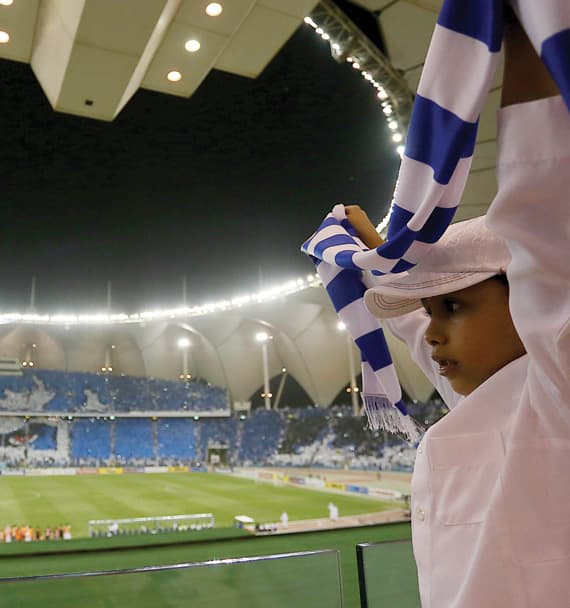 جمهور الهلال .. قبلة على الرأس