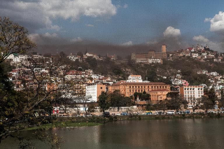 الجراد يغطي وسط عاصمة مدغشقر انتاناناريفو