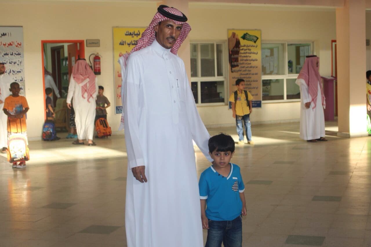 مدارس رفحاء تستقبل طلابها بالهدايا والورود