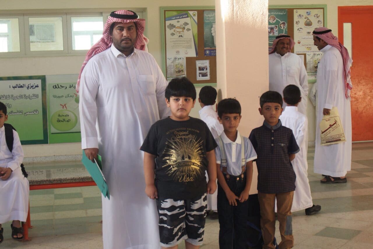 مدارس رفحاء تستقبل طلابها بالهدايا والورود