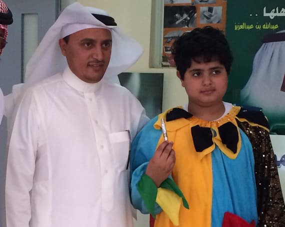 قلم "الشهري" لطالب اليرموك .. لتميزه وتحفيزا لزملاءه