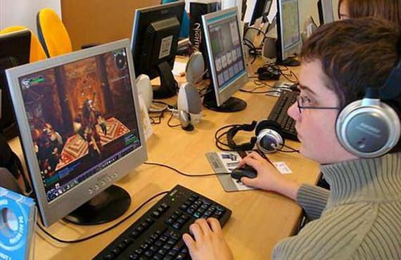 ثلت المراهقين يقضون ساعتين فأكثر مع الألعاب الالكترونية