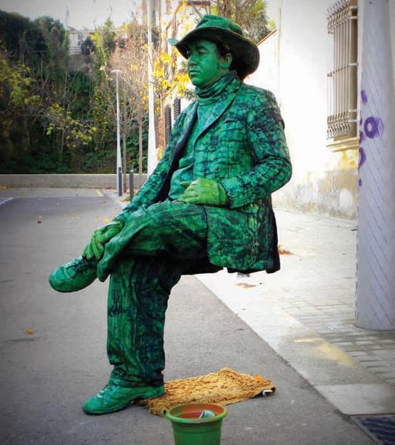 «المايم».. فن إيحائي يجادل «الصمت» ويراهن على «الفراغ»