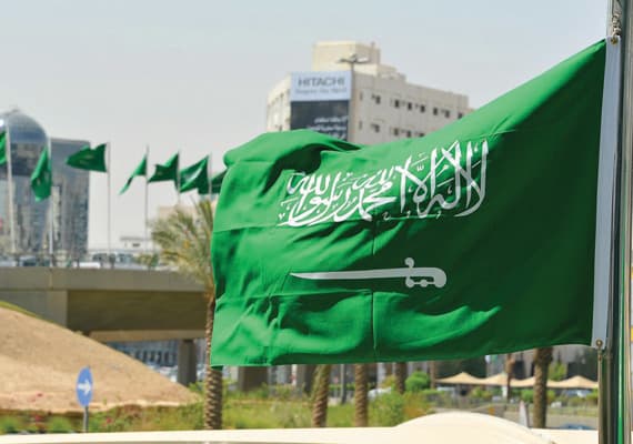 العلم السعودي .. شهادة توحيد وسيف .. لا ينكس أبدا