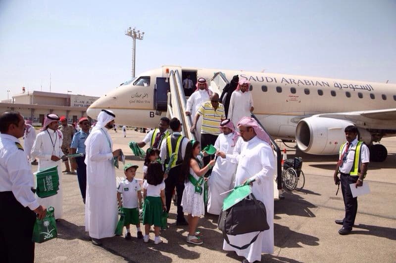 بالهدايا والبوفيه المفتوح مطار رفحاء يستقبل المسافرين