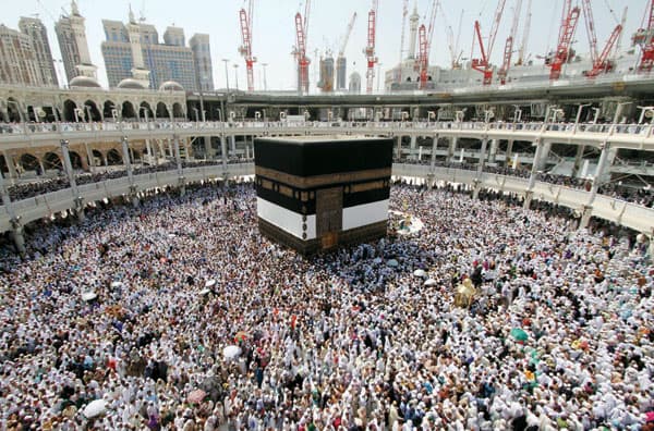 حجاج بيت الله الحرام يؤدون صلاة أول جمعة في ذي الحجة