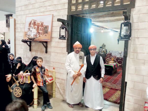 تجسيد دور العمدة بعمامته المكية يجذب زوار معرض «جيناكم يا حبايب»