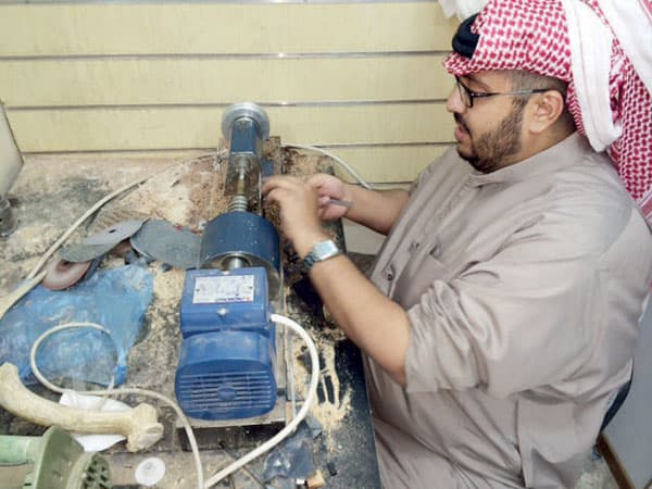 العبيداء .. من «المبرد» إلى المعدات المتخصصة في صنع السبح