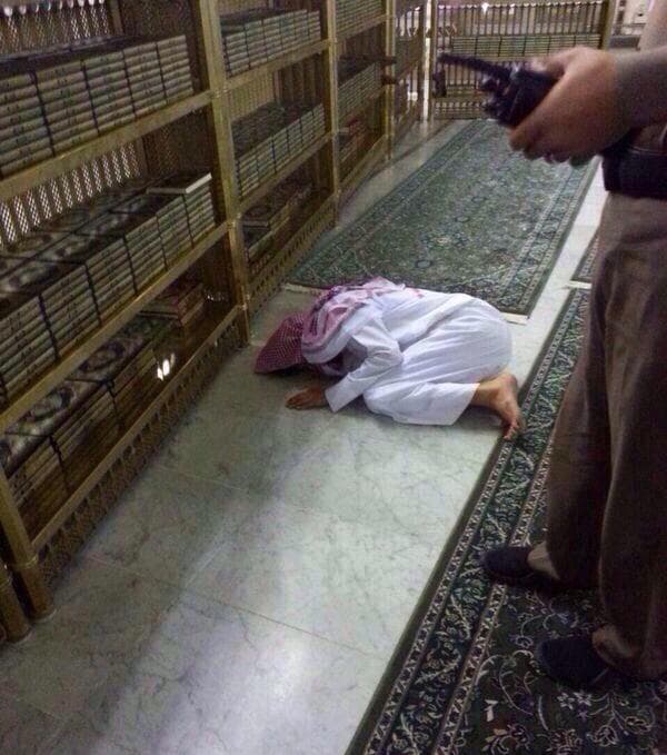 وفاة رجل وهو ساجد في الحرم المكي تثير مشاعر المغردين