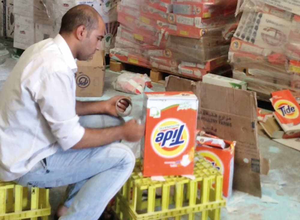 ضبط مستودعينِ لجمع السلع التالفة وتزويرها يديرهما وافد عربي