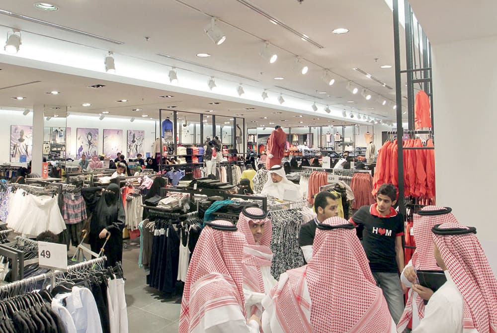 «العمل» توقف وتغرم 74.5 ألف منشأة لمخالفتها الأنظمة في عام