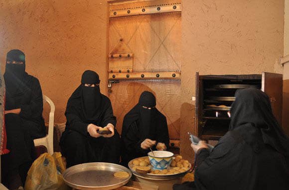 اعتماد ضوابط واشتراطات الترخيص بمزاولة النساء لنشاط مطابخ الولائم
