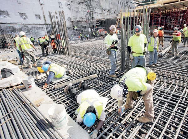 عامل البناء في سويسرا يتقاضى 6700 دولار شهريا