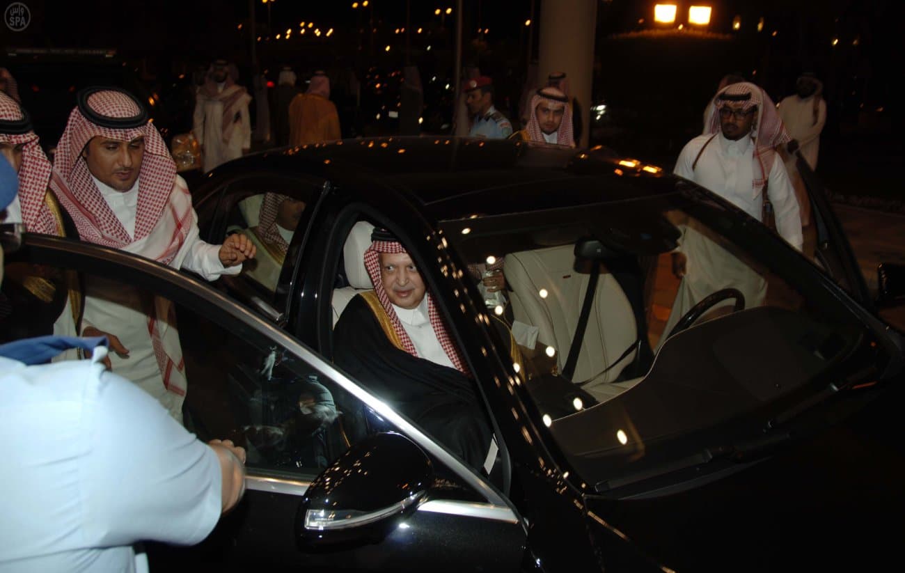 الأمير عبدالإله بن عبدالعزيز يصل الرياض بعد رحلة علاجية