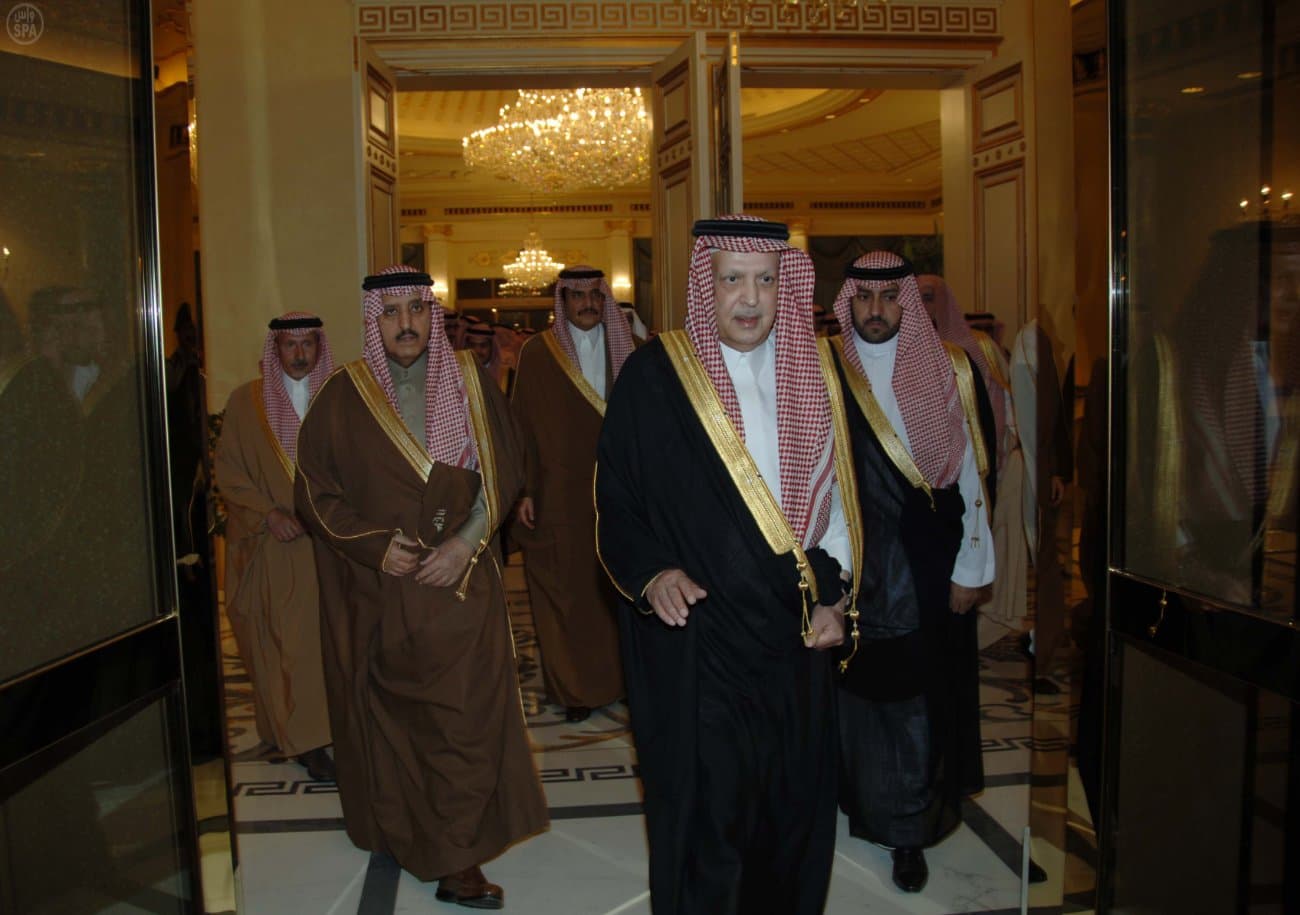 الأمير عبدالإله بن عبدالعزيز يصل الرياض بعد رحلة علاجية