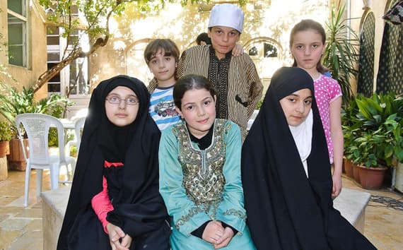 رشا الحلبية ابنة التسع سنوات بطلة مسلسل على الانترنت يروي يوميات الحرب