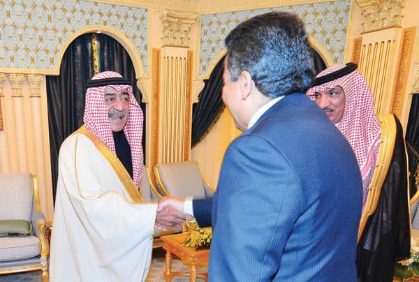 الأمير مقرن يبحث المستجدات الإقليمية والدولية مع رئيس الوزراء الليبي