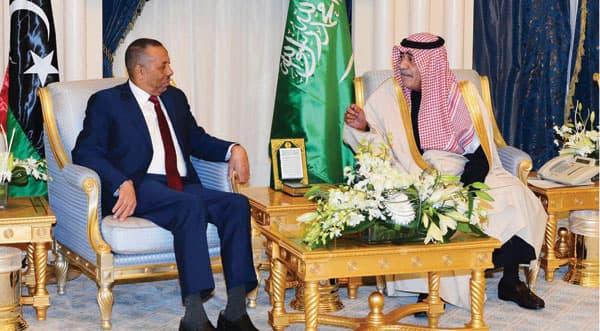 الأمير مقرن يبحث المستجدات الإقليمية والدولية مع رئيس الوزراء الليبي