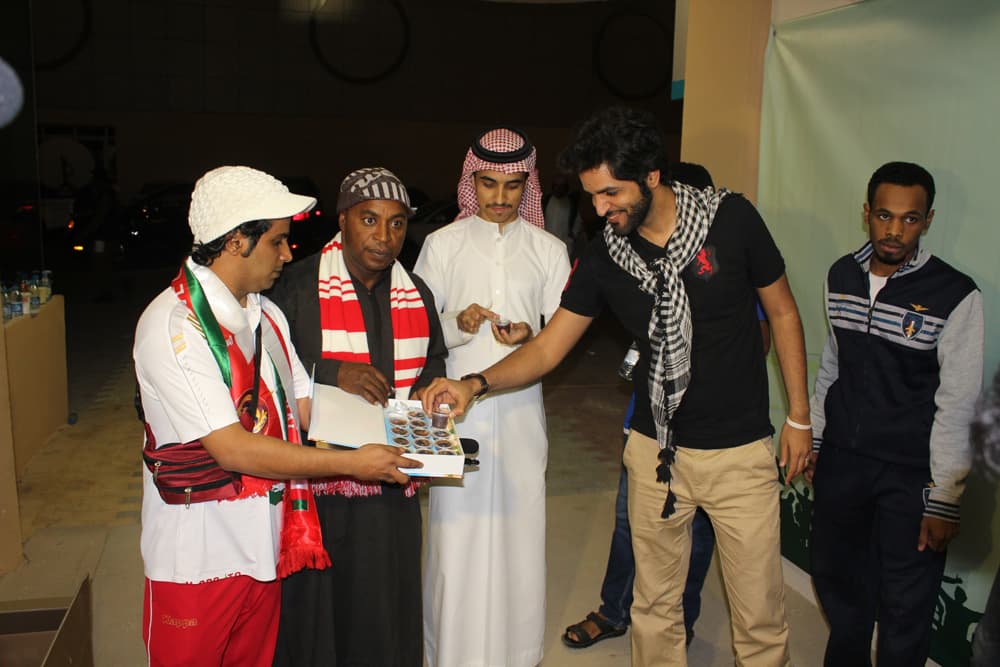جمهور عُمان يوزع الحلوى بمناسبة شفاء السلطان قابوس