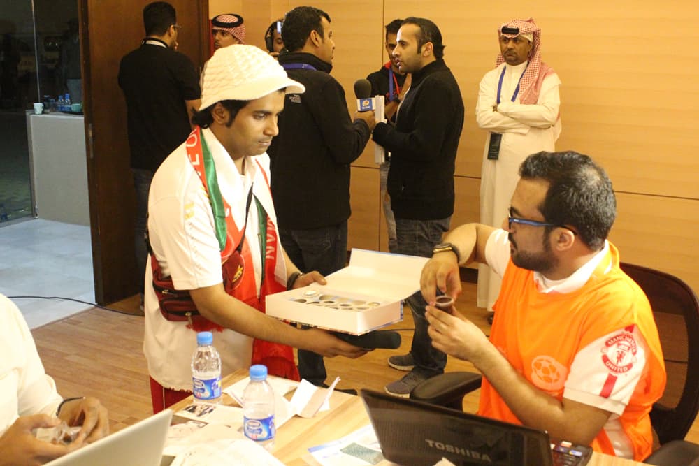 جمهور عُمان يوزع الحلوى بمناسبة شفاء السلطان قابوس