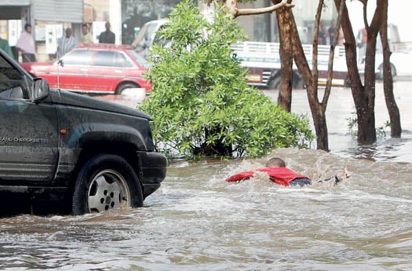 أمطار على «الغربية» مصحوبة بزخات البرد توقف ميناء جدة ساعتين