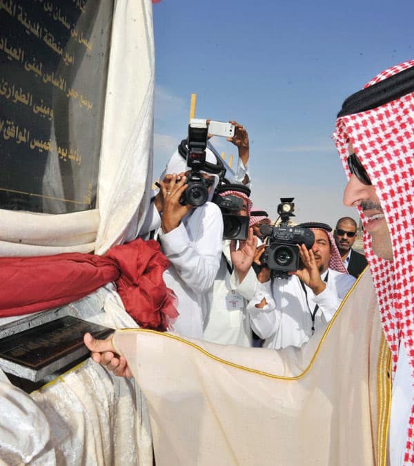 فيصل بن سلمان وضع حجر الأساس لمشروعات صحية