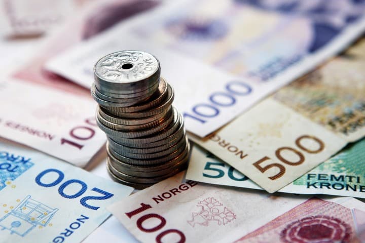 اليورو ينخفض مع تزايد آمال التحفيز بعد تصريحات "المركزي الأوروبي"