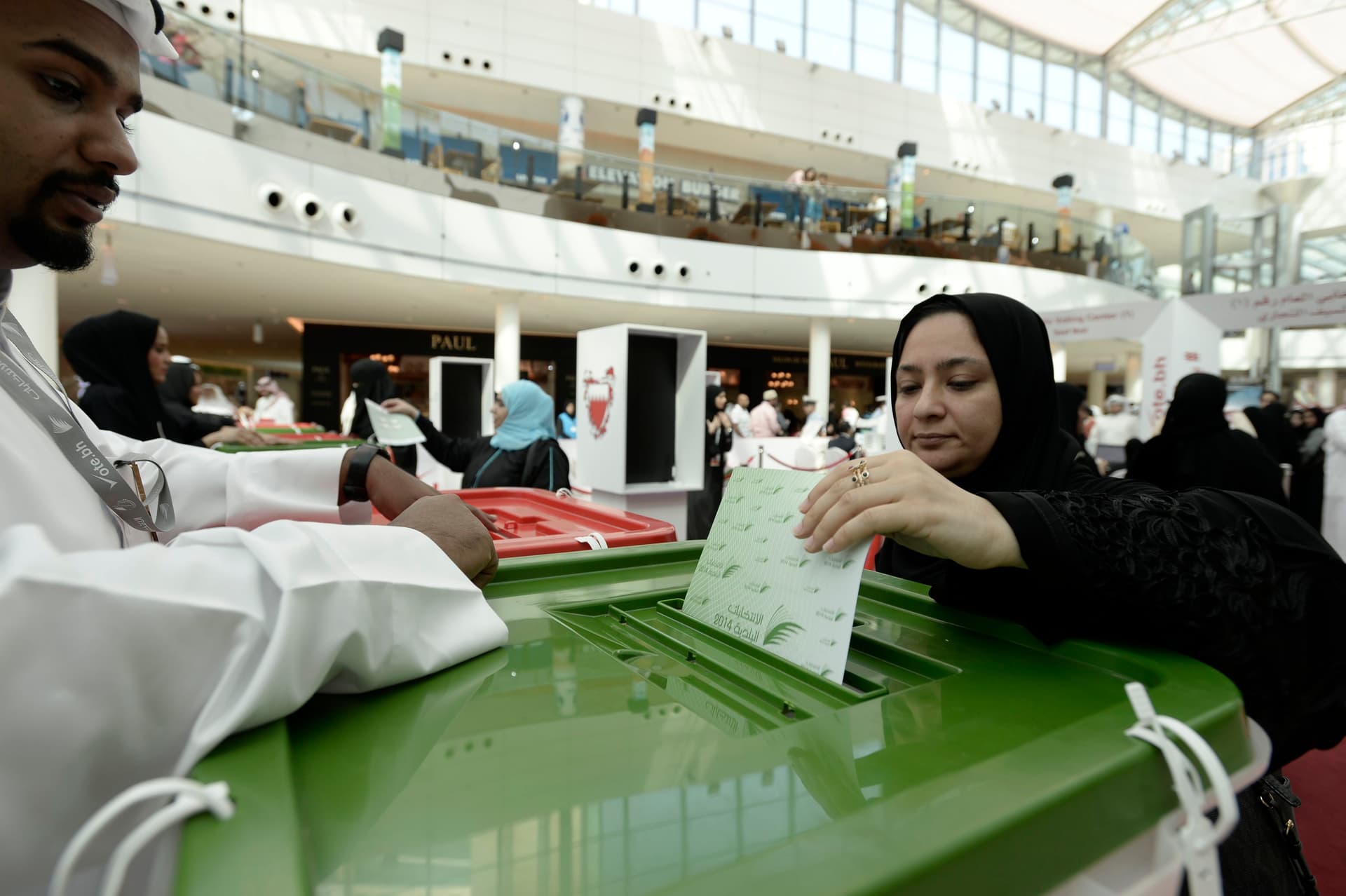 قصة مصورة: نسبة المشاركة في الانتخابات النيابية البحرينية بلغت 51 %