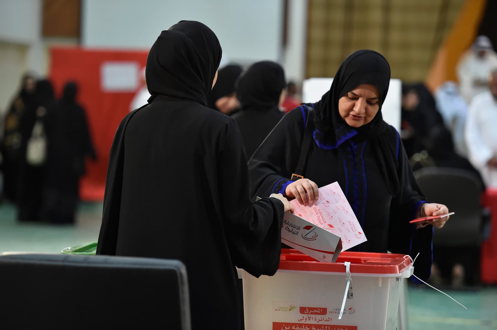 قصة مصورة: نسبة المشاركة في الانتخابات النيابية البحرينية بلغت 51 %