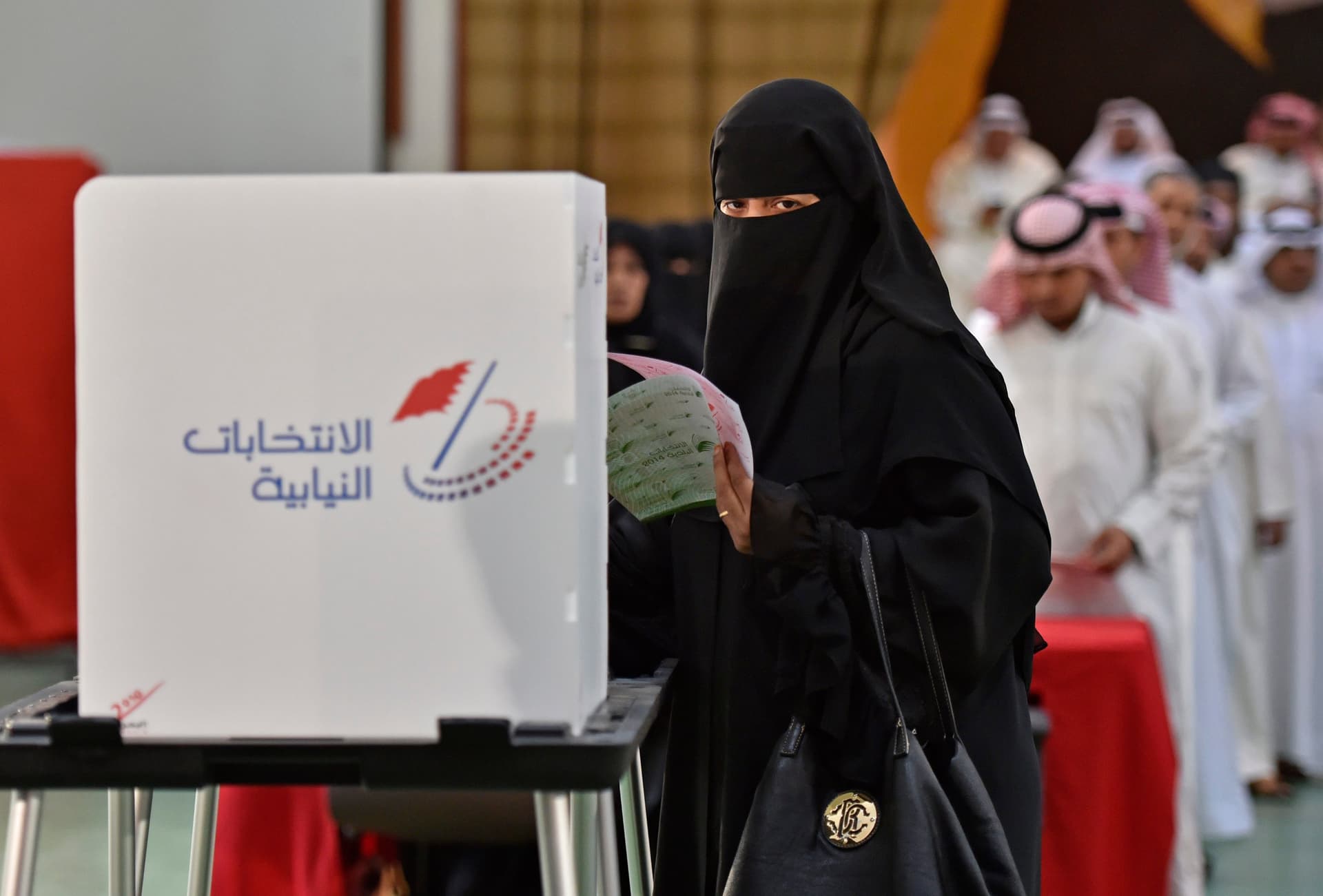 قصة مصورة: نسبة المشاركة في الانتخابات النيابية البحرينية بلغت 51 %