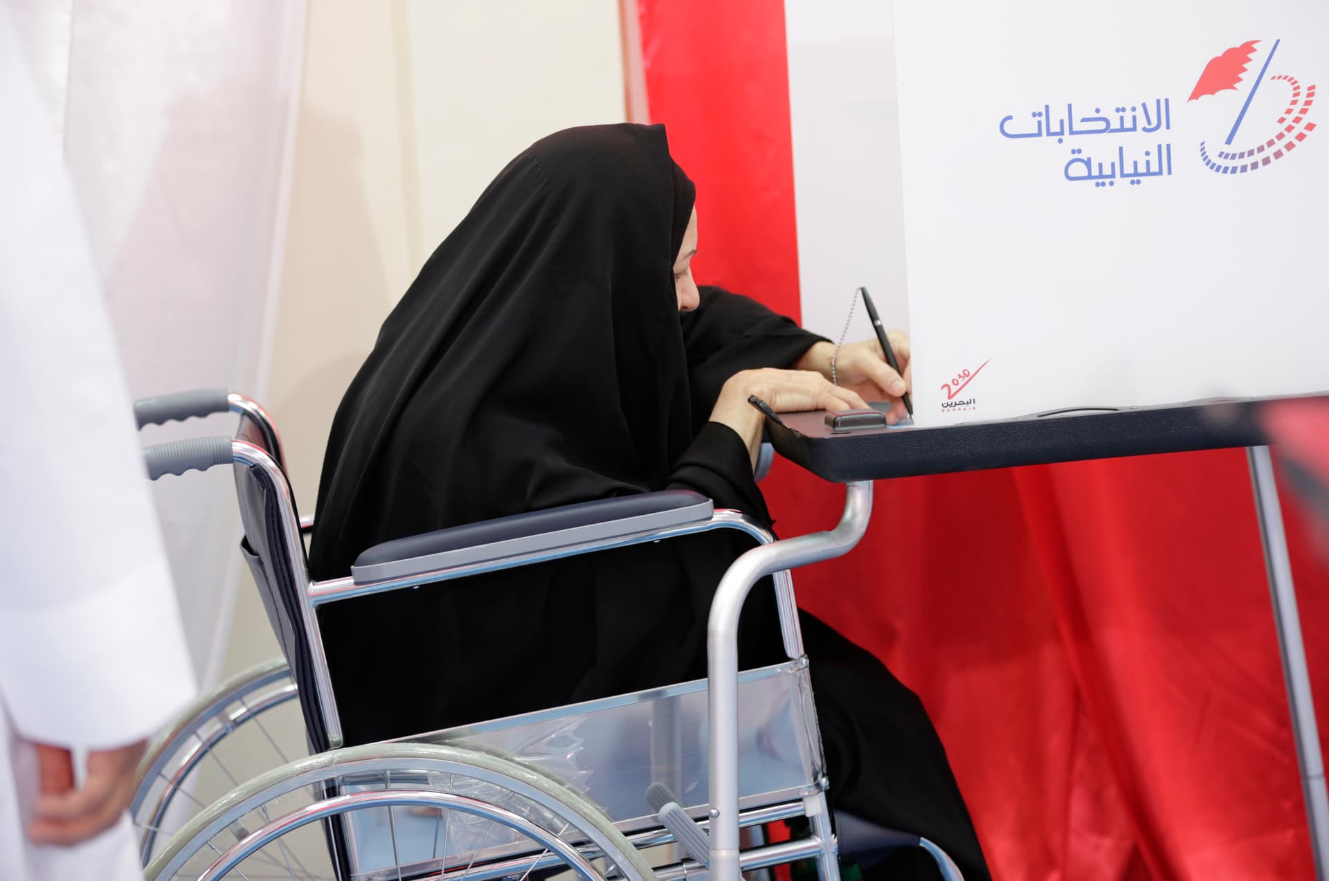 قصة مصورة: نسبة المشاركة في الانتخابات النيابية البحرينية بلغت 51 %