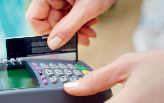 شركات تتحايل على الأنظمة بمنع استرجاع السلع لمستخدمي البطاقات الائتمانية