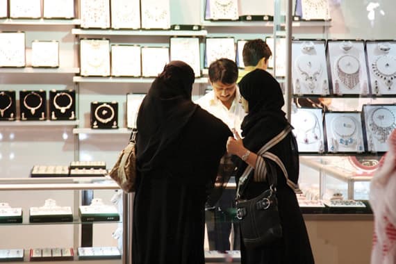 شركات تبيع مشغولات الفضة بأسعار مضاعفة للعالمية