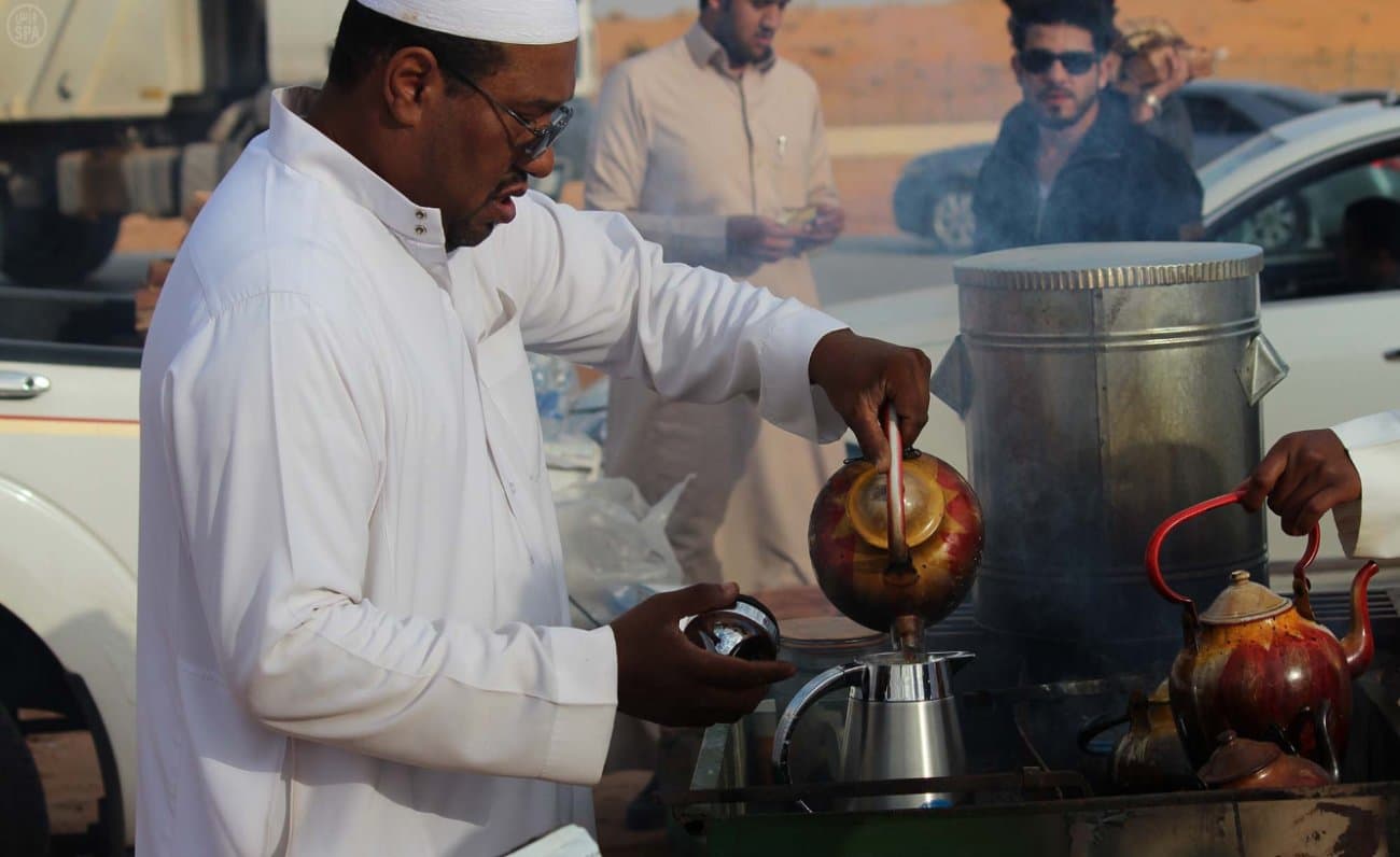 قصة مصورة: سكان الرياض يرتمون في أحضان الثمامة