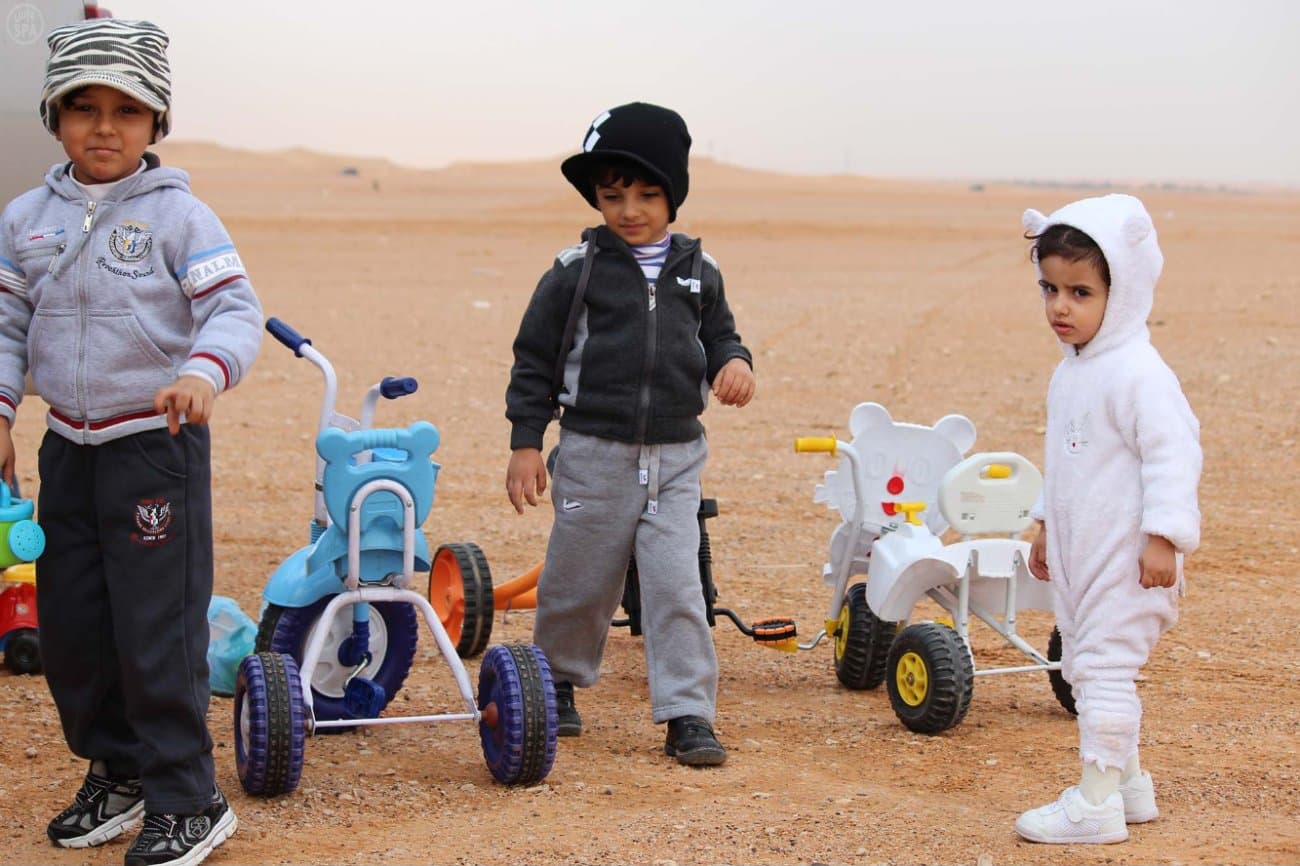قصة مصورة: سكان الرياض يرتمون في أحضان الثمامة