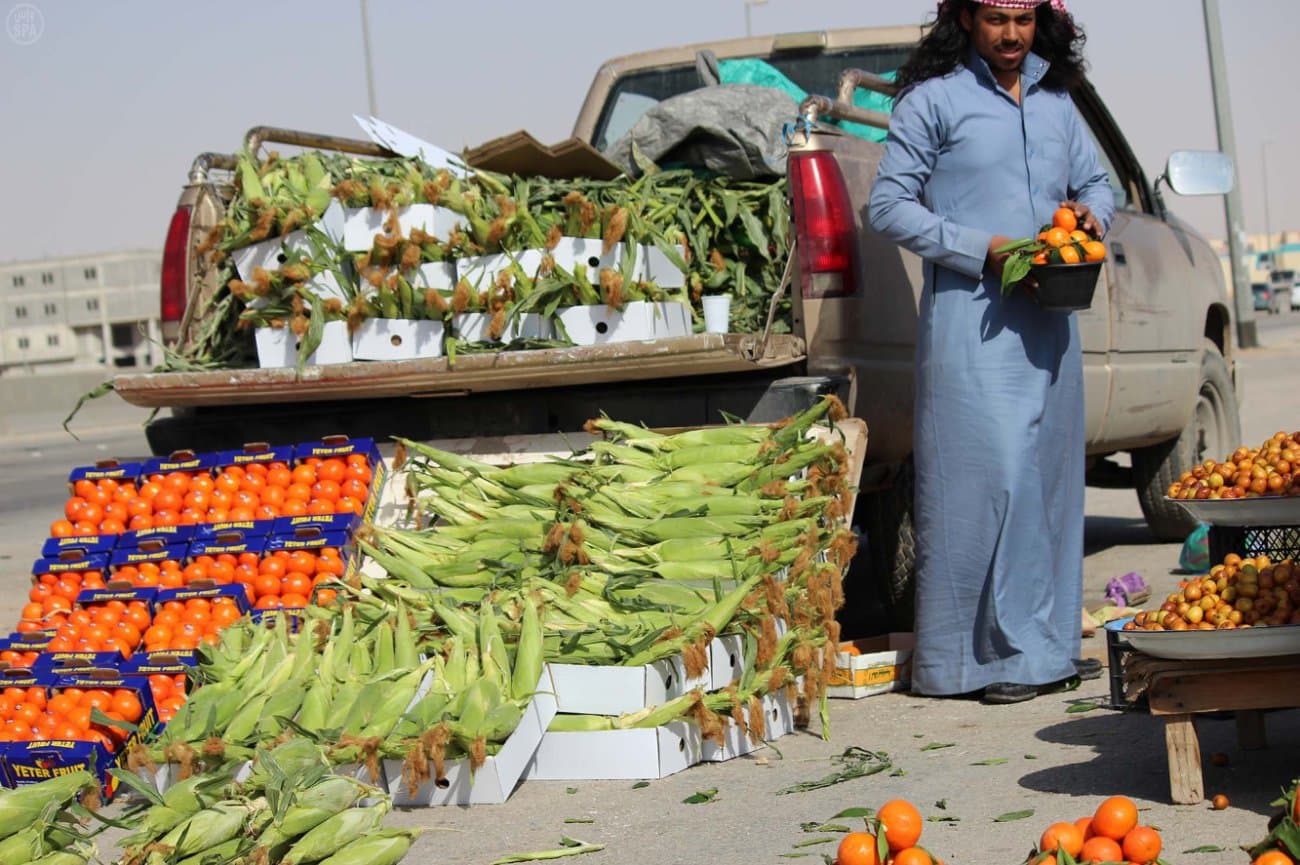 قصة مصورة: سكان الرياض يرتمون في أحضان الثمامة