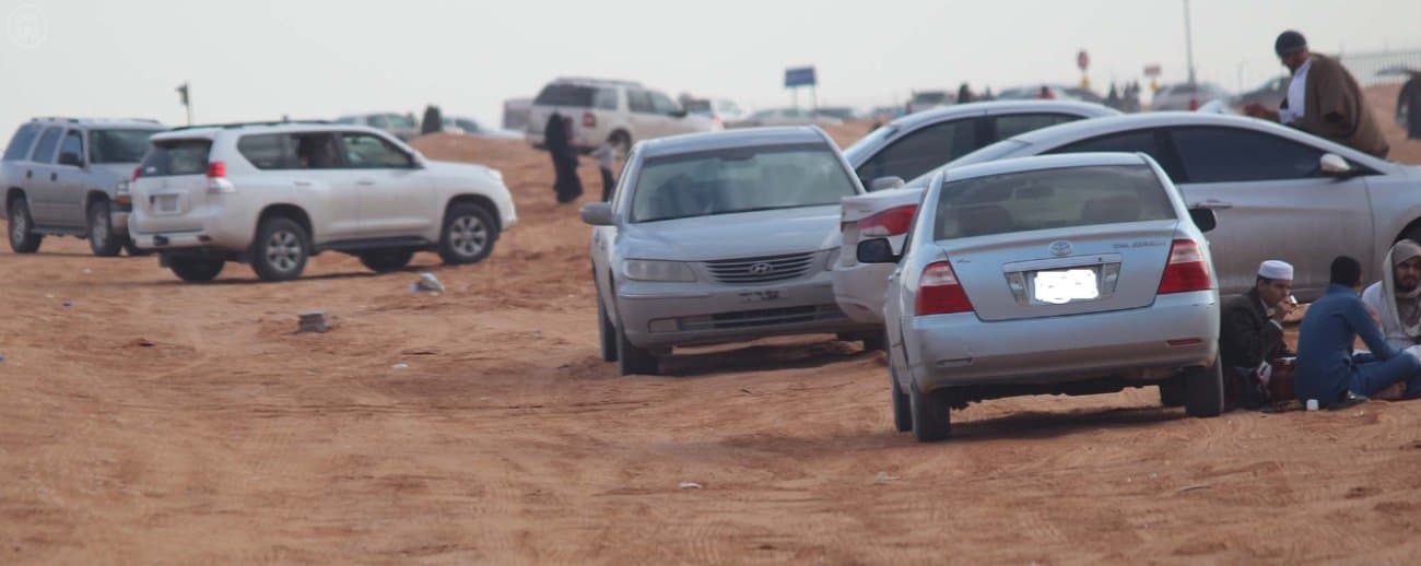 قصة مصورة: سكان الرياض يرتمون في أحضان الثمامة