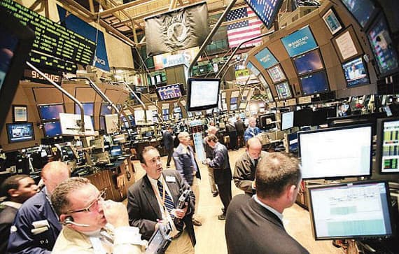 أسعار النفط تتماسك حول 70 دولارا للبرميل .. والدولار يعزز مكاسبه