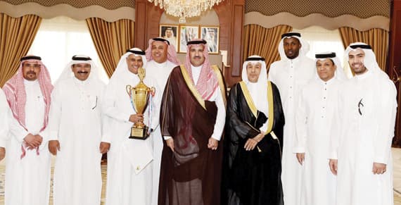 أمير المدينة المنورة يكرم «أُحُد»