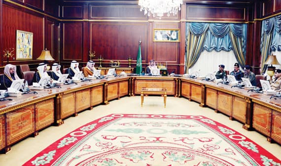 فيصل بن سلمان يناقش مخاطر السيول في منطقة المدينة المنورة