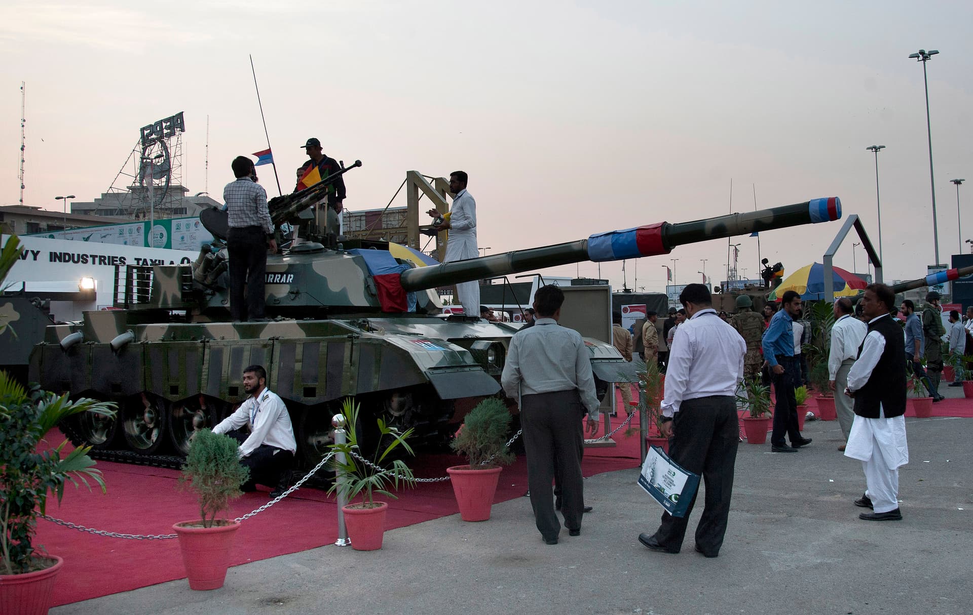 قصة مصورة: معرض الدفاع الدولي في كراتشي