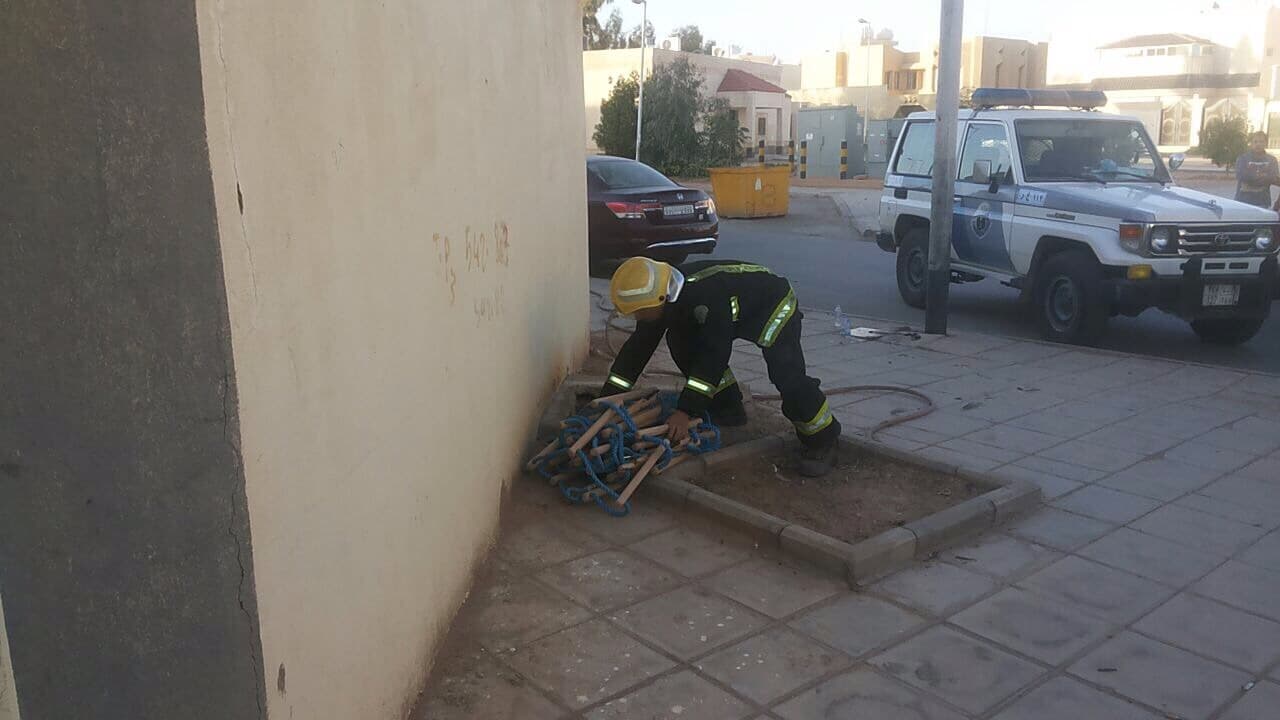 "مدني عرعر" يخرج طفل سقط في بركة صرف صحي
