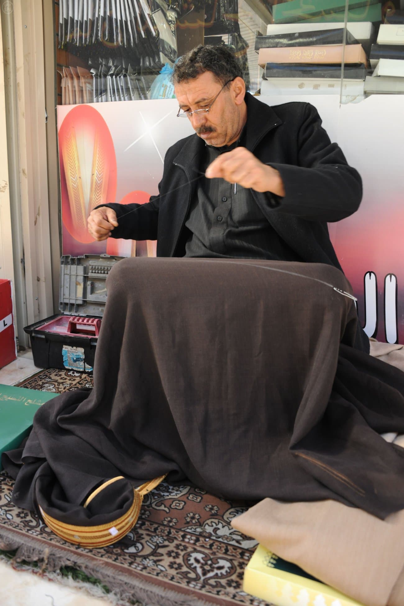 قصة مصورة: إقبال متزايد على محلات بيع الملابس الشتوية بعسير