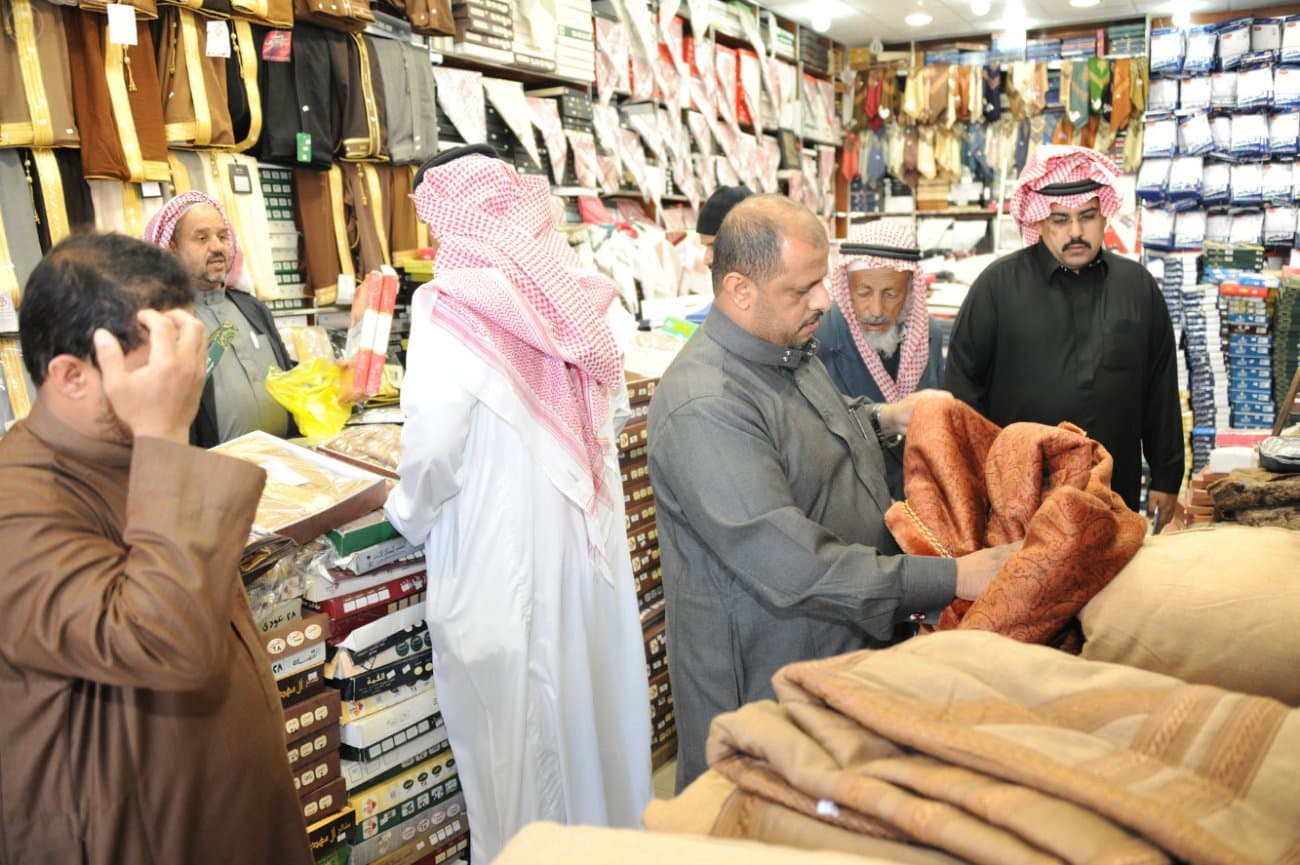 قصة مصورة: إقبال متزايد على محلات بيع الملابس الشتوية بعسير