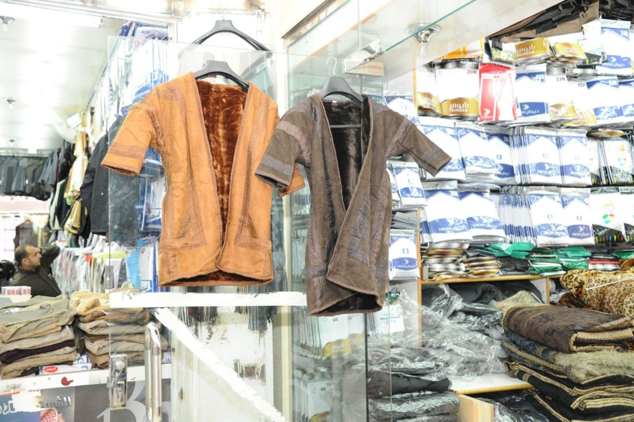 قصة مصورة: إقبال متزايد على محلات بيع الملابس الشتوية بعسير
