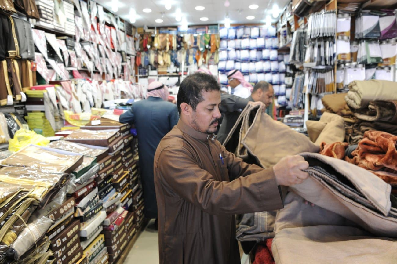 قصة مصورة: إقبال متزايد على محلات بيع الملابس الشتوية بعسير